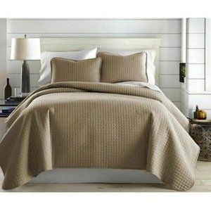 SOUTHSHORE Fine Linens Oversized Lightweight Quilt and Sham Set Bedding